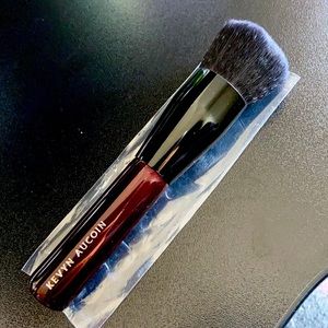(NEW) Kevyn Aucoin Mini Foundation Brush
